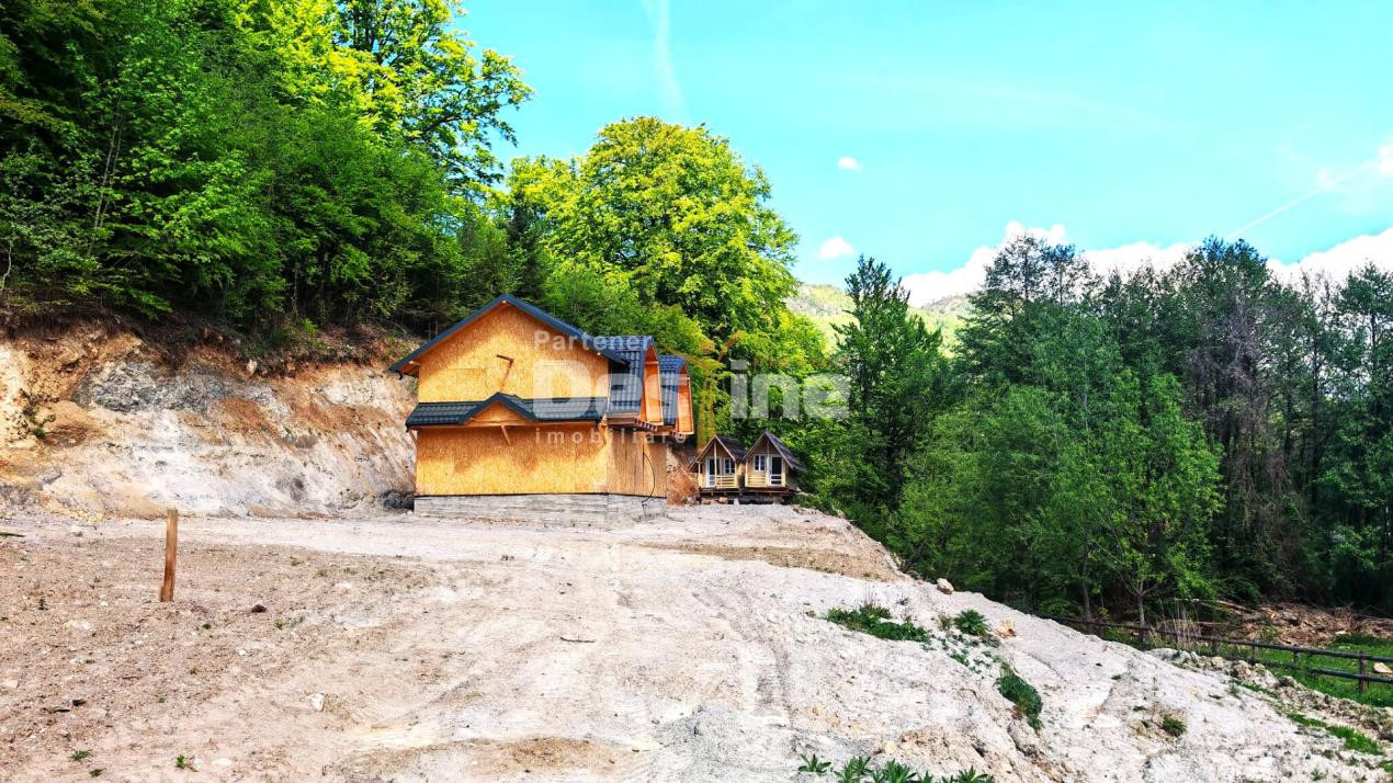 Casa la roșu pentru vacanță, teren superb lângă râu și păstrăvărie – Stoenești