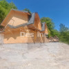 Casa la roșu pentru vacanță, teren superb lângă râu și păstrăvărie – Stoenești
