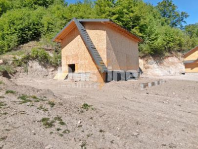Proprietate superbă pentru casa de vacanță lângă râu și păstrăvărie – Stoenești,