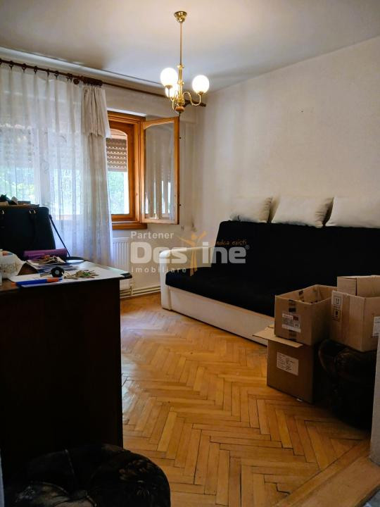 Apartament de vanzare zona centrala etaj 2/8 cu lift