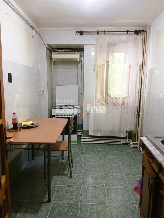 Apartament de vanzare zona centrala etaj 2/8 cu lift
