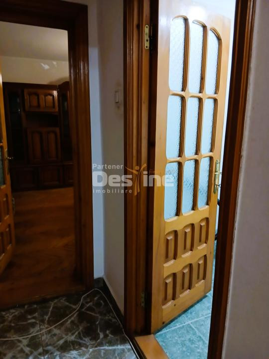Apartament de vanzare zona centrala etaj 2/8 cu lift