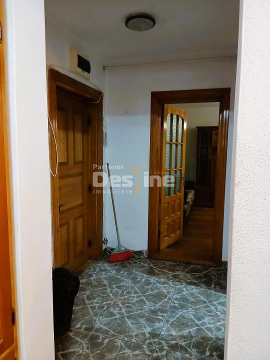 Apartament de vanzare zona centrala etaj 2/8 cu lift