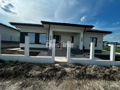 Casă individuală 4 camere, 100 mp utili, curte 450 mp Breazu