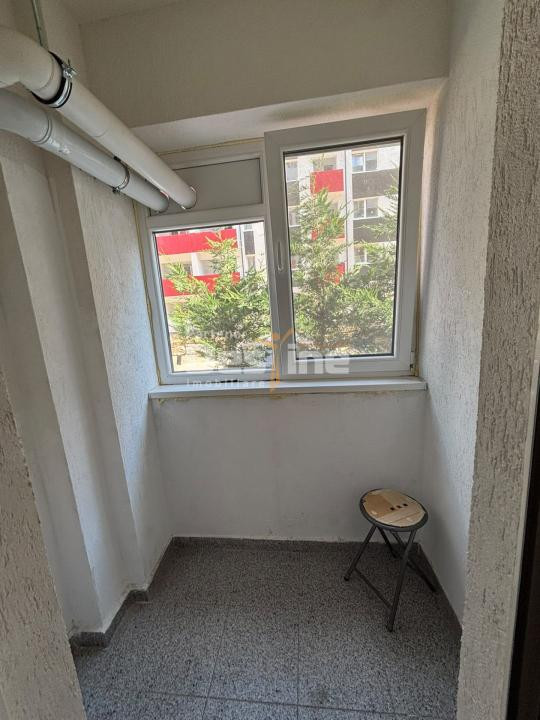 GARSONIERĂ DE ÎNCHIRIAT, COMPLET MOBILATĂ ȘI UTILATĂ, LOC DE PARCARE INCLUS.