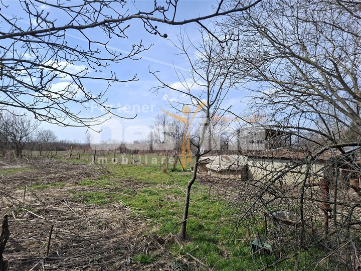 Teren situat în intravilan ul comunei Brazi, 1257 mp, construcție demolabila