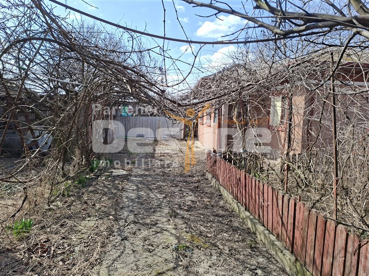 Teren situat în intravilan ul comunei Brazi, 1257 mp, construcție demolabila