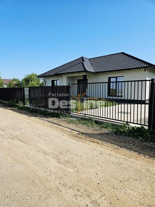 Casă de vânzare 80 mp | 3 camere | Zona Vișan | Loc parcare în curte |
