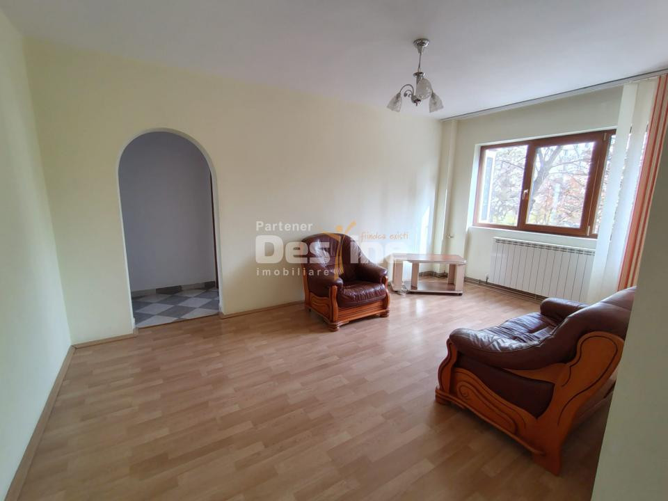 Apartament de vânzare, zona PODU ROȘ, 3 camere, semidecomandat, etaj 1