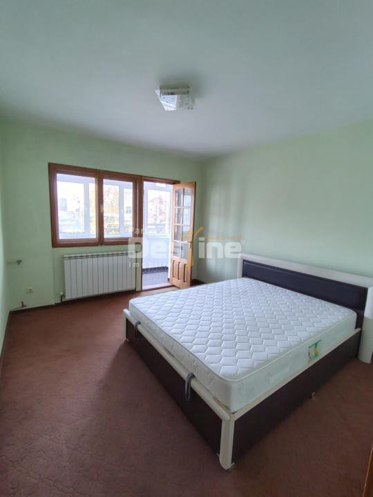 Apartament de vânzare, zona PODU ROȘ, 3 camere, semidecomandat, etaj 1