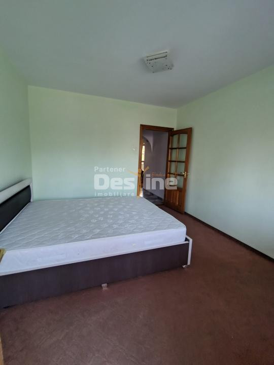 Apartament de vânzare, zona PODU ROȘ, 3 camere, semidecomandat, etaj 1
