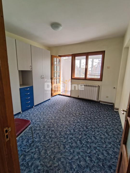 Apartament de vânzare, zona PODU ROȘ, 3 camere, semidecomandat, etaj 1