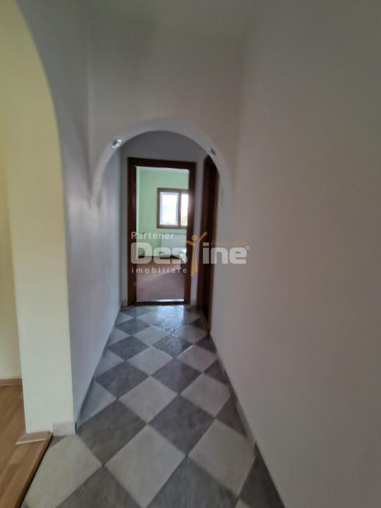 Apartament de vânzare, zona PODU ROȘ, 3 camere, semidecomandat, etaj 1