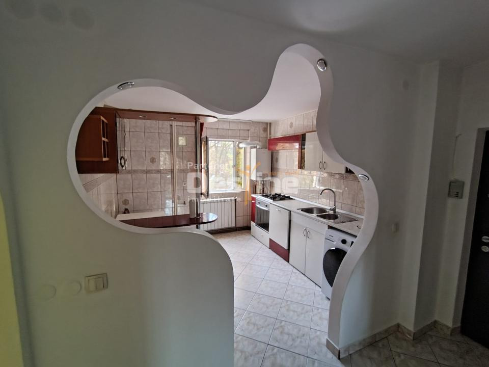 Apartament de vânzare, zona PODU ROȘ, 3 camere, semidecomandat, etaj 1