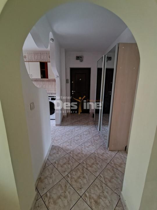 Apartament de vânzare, zona PODU ROȘ, 3 camere, semidecomandat, etaj 1