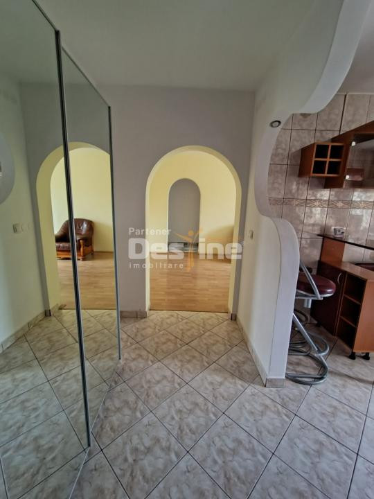 Apartament de vânzare, zona PODU ROȘ, 3 camere, semidecomandat, etaj 1
