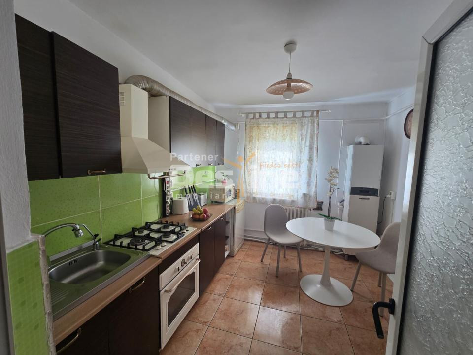Apartament de vânzare | Zona TÂRGU CUCU | semidecomandat, 3 camere