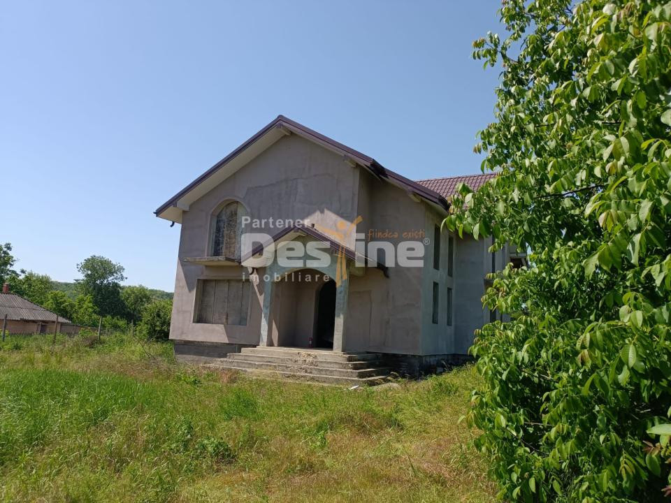CASA LA ROSU BUDAI IASI LANGA LAC