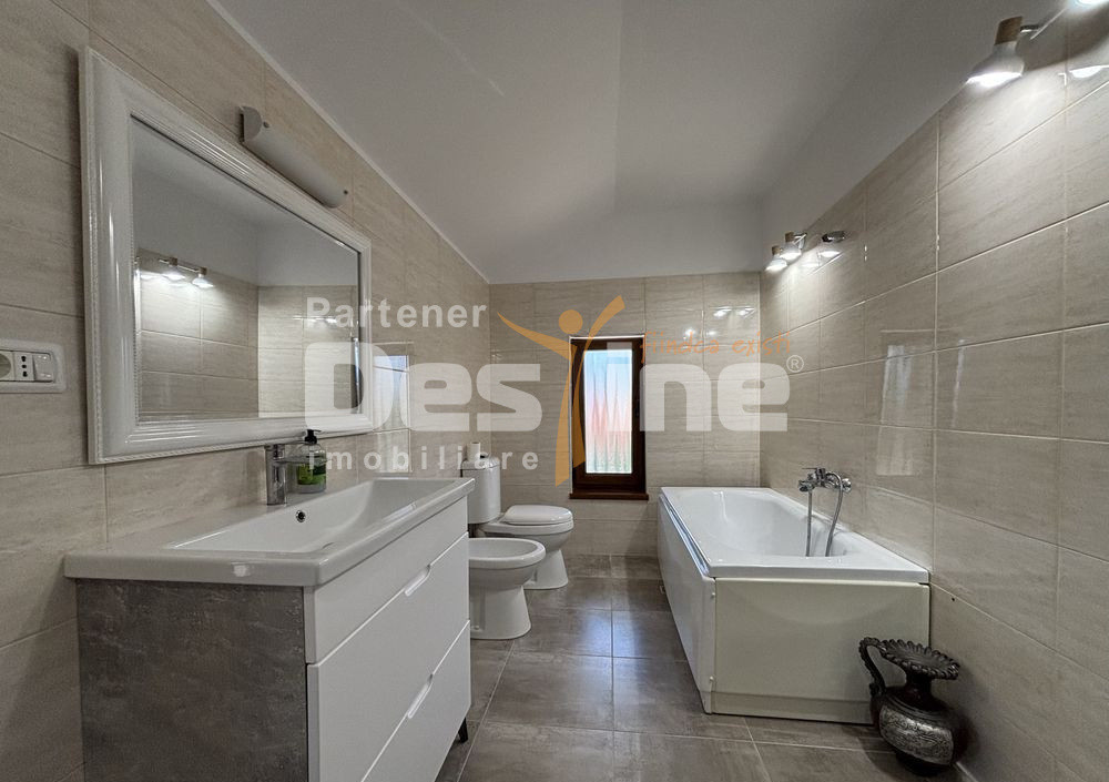  Oferim spre PRIMA inchiere 1/2 duplex renovat complet.