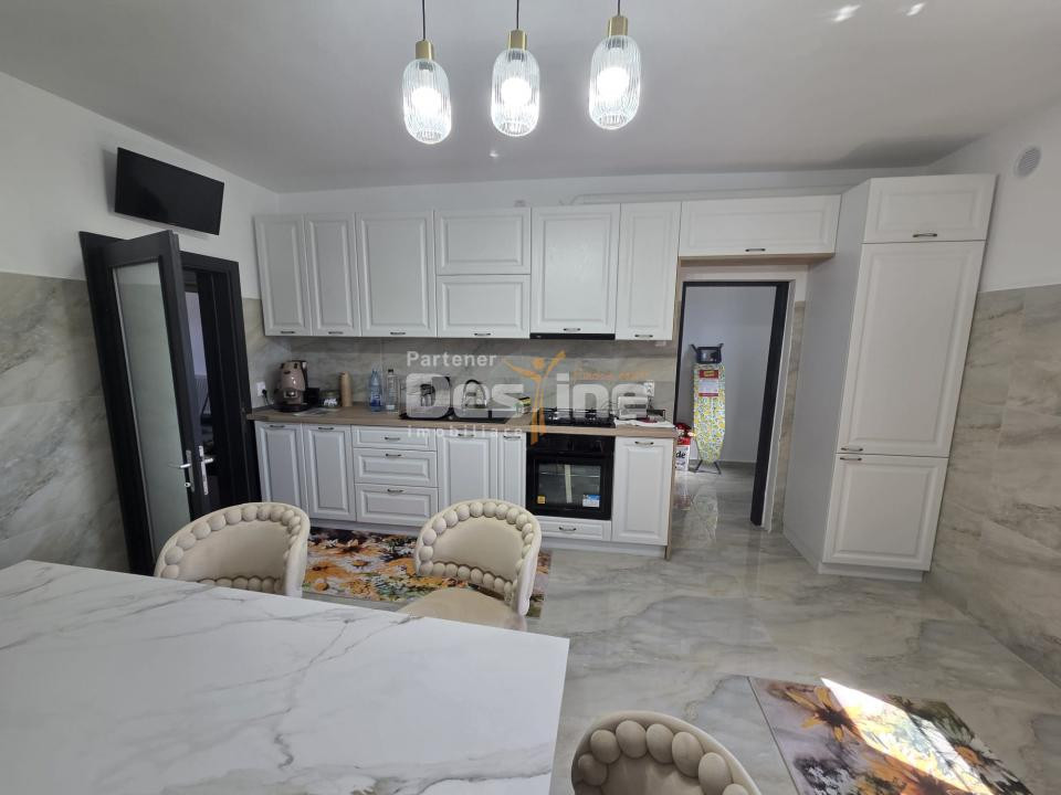 CASĂ DE LUX DE VÂNZARE | Zona REDIU | decomandat, 3 camere, 
