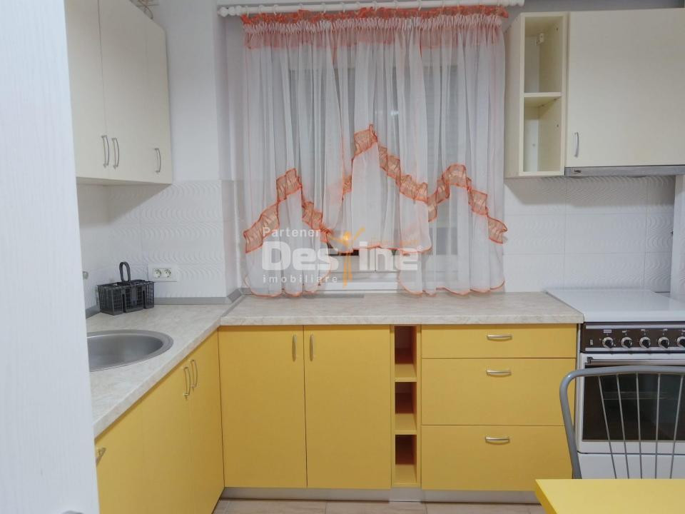 Vă oferim spre inchiriere apatrament 3 camere decomandat