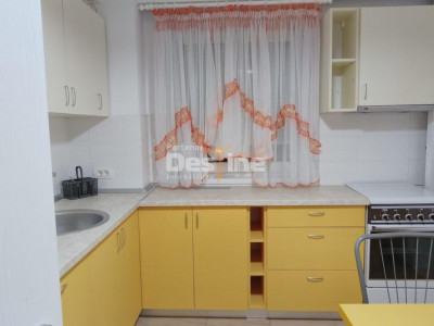 Vă oferim spre inchiriere apatrament 3 camere decomandat