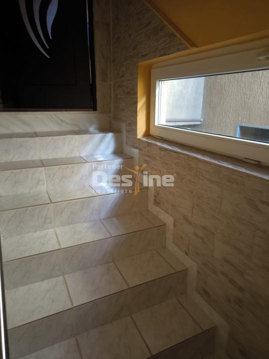 Casă P+E+M + corp secundar , 240 mp teren , 2 garaje , Metrou Bazilescu