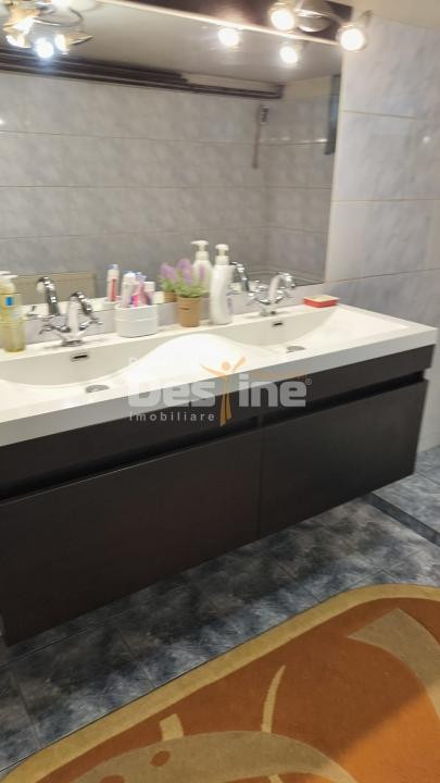 Casă P+E+M + corp secundar , 240 mp teren , 2 garaje , Metrou Bazilescu
