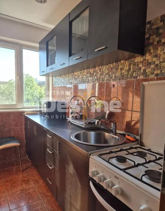 Inchiriez apartament cu 3 camere utilat si mobilat in zona Dacia