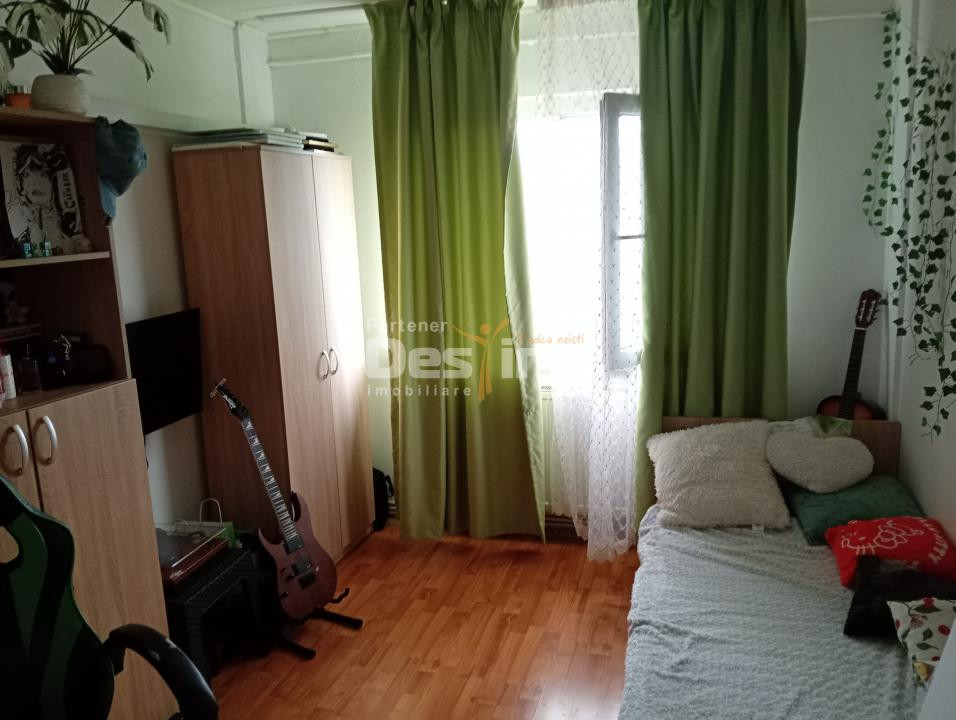 apartament decomandat 3 camere, cartier Rovine