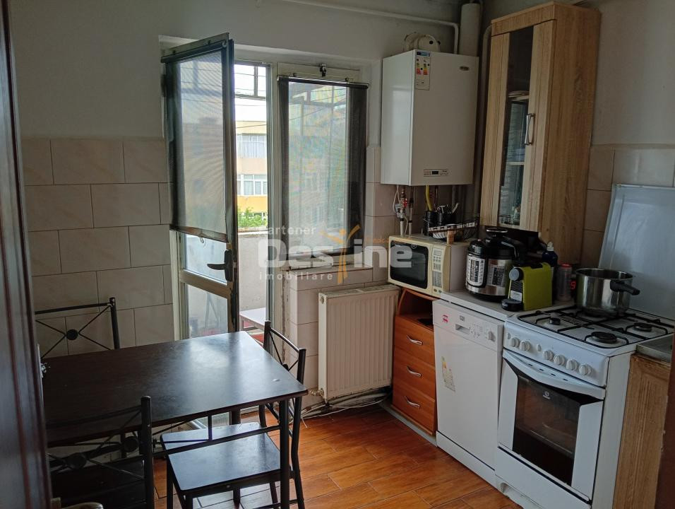 apartament decomandat 3 camere, cartier Rovine