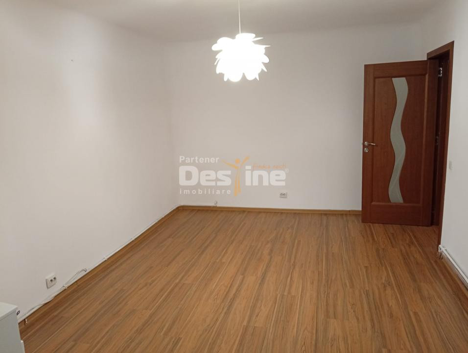 apartament decomandat 4 camere, cartier 1 mai (centrala termica, AC)