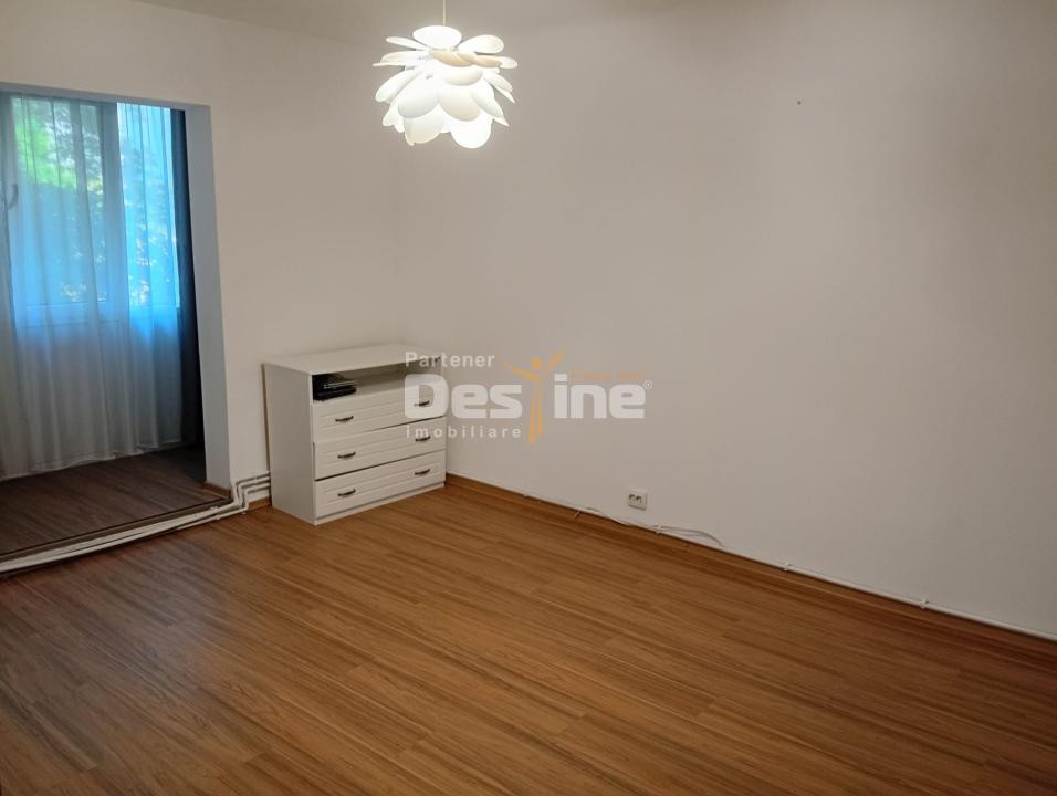 apartament decomandat 4 camere, cartier 1 mai (centrala termica, AC)
