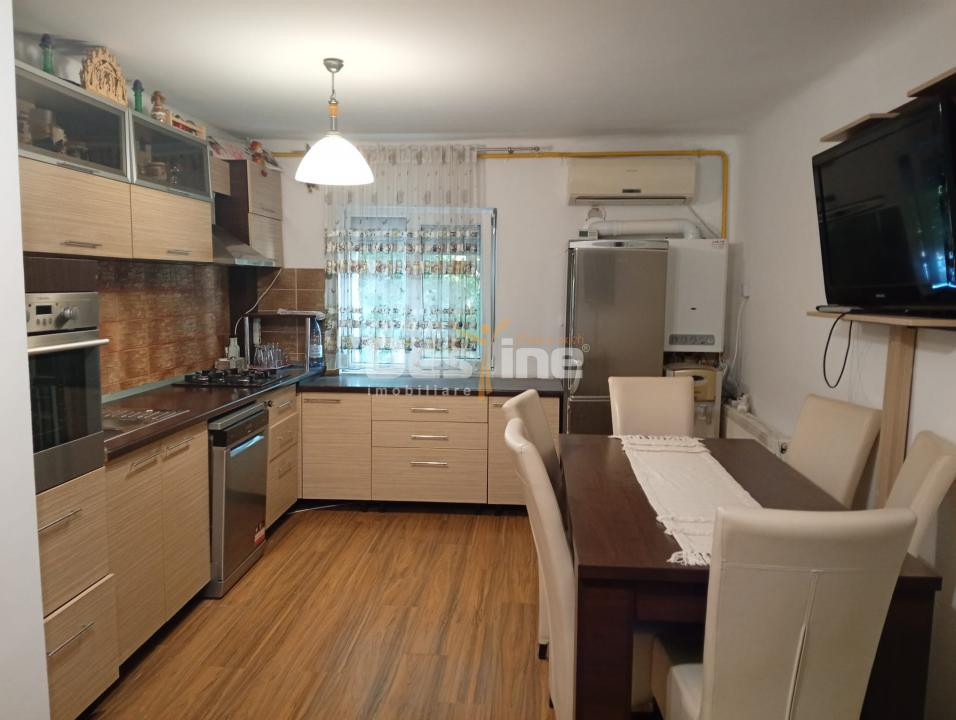 apartament decomandat 4 camere, cartier 1 mai (centrala termica, AC)
