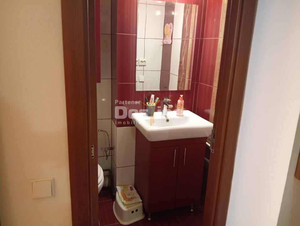 apartament decomandat 4 camere, cartier 1 mai (centrala termica, AC)