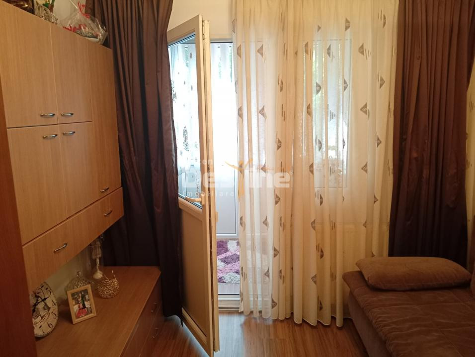 apartament decomandat 4 camere, cartier 1 mai (centrala termica, AC)