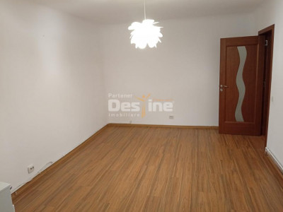 apartament decomandat 4 camere, cartier 1 mai (centrala termica, AC)