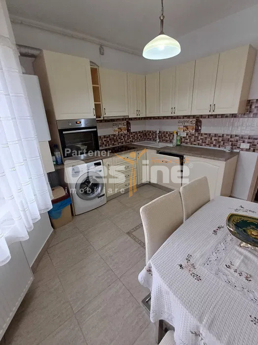 Apartament cu 2 camere decomandat, etajul 1 balcon si loc de parcare, Tractorul 
