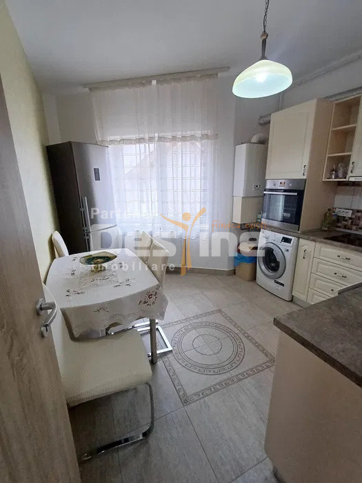 Apartament cu 2 camere decomandat, etajul 1 balcon si loc de parcare, Tractorul 