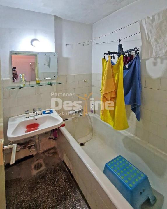 APARTAMENT 3 CAMERE SEMIDECOMANDAT 