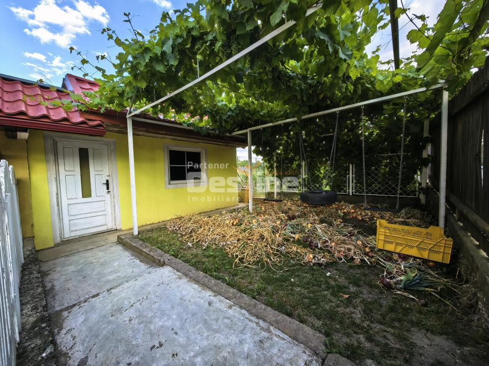 Casă individuală 4 camere 2 garaje 150 mp + anexa și gradina