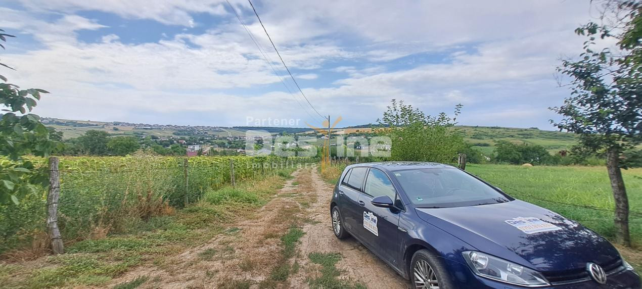Casa + teren de 1715 mp  Cornesti  