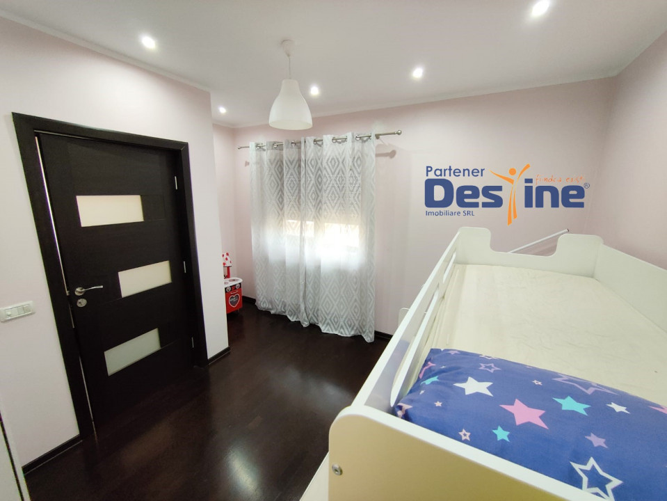 Casă tip TRIPLEX 4 CAMERE P+1+M 120 mp utili curte MOBILATĂ și UTILATĂ